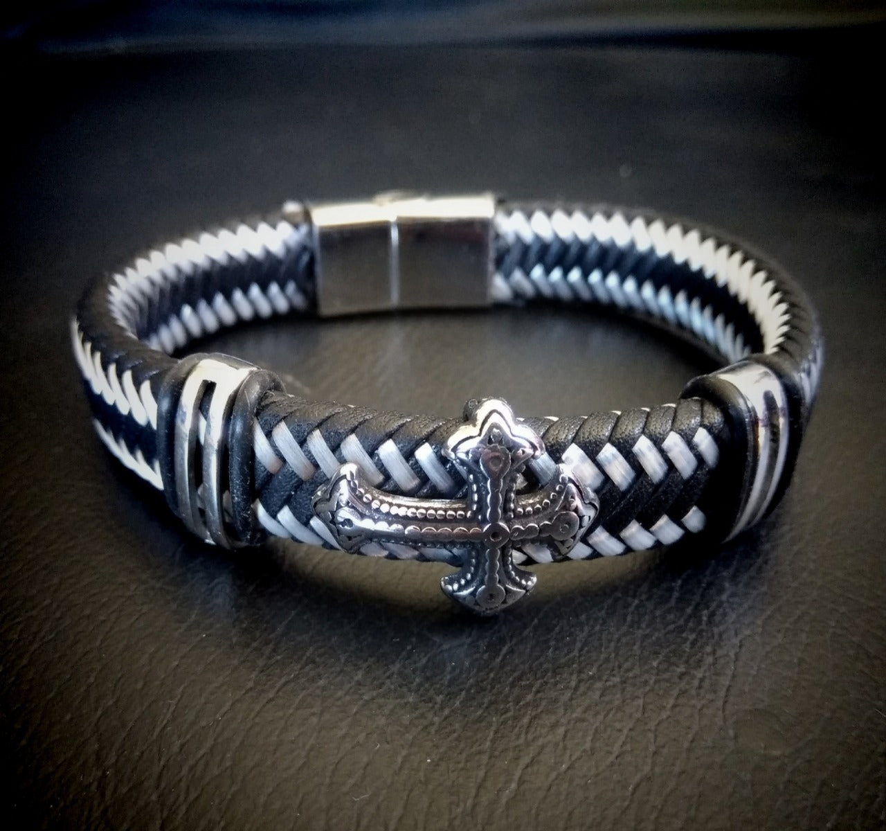 2028 Unisex genuine leather bracelet ‘protection’  (12mm)